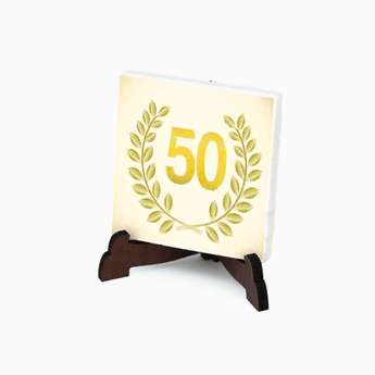 Piastrella Anniversario Quadrata in Gres Porcellanato Decorata con supporto da Appoggio in PVC e Magnete Magneti Albalu Bomboniere 50 anni  