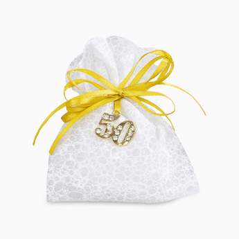 Sacchetto Portaconfetti Bianco in Tessuto Ricamato con Nastro Giallo e Applicazione Numero 50 Oro con Strass e 5 Confetti Crispo al Cioccolato Albalu Bomboniere