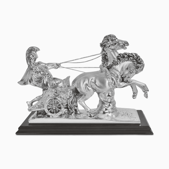 Statua Raffigurante un Soldato Romano su una Biga Trainata da Due Cavalli realizzata in Resina Argentata su Base in Legno Laccato Scuro Resina Argentata Albalu Bomboniere   