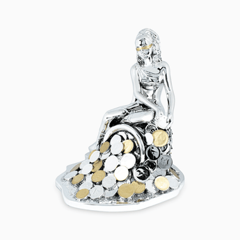 Statua della Dea Bendata Portafortuna in Resina Argentata Seduta su Cornucopia di Soldi Oro e Argento Albalu Bomboniere